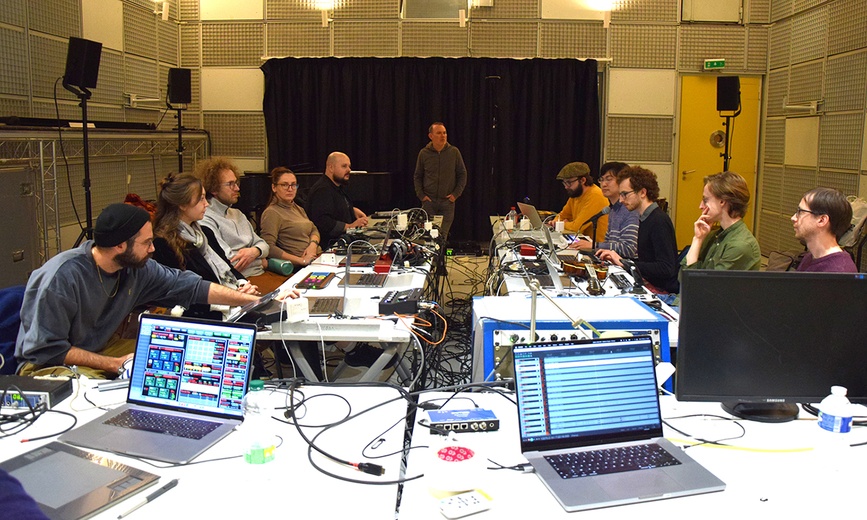 Atelier improvisation et électronique avec les compositrice.eur.s du Cursus et Benjamin de la Fuente, à l’Ircam, dans le studio 5, en février 2023  © Ircam - Centre Pompidou, photo : Murielle Ducas